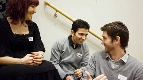 Kamyar Hussein (mitten) var en av de första ensamkommande flyktingbarnen som kom till Piteå, han ser Anna-Maria Nilsson och Mattias Nordaneldh som sina "extraföräldrar" och har valt att bo kvar här.