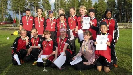 Trots allt nöjda silvermedaljörer i Unga Norrsken. Övre raden från vänster: Jennifer Lindberg, Malin Ramstedt, Vilma Renberg, Frida Mikaelsson, Minou Berglund, Madeleine Lundström, Linn Björling, Maja Häggbom. Emmy Wikman. Nedre raden från vänster: Vendela Ennfors, Anna Ögren,  Jenny Sandström, Lilly Nordlund, Ebba Grankvist, Emma Öhman.