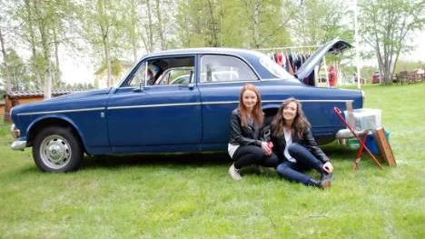 ldst p stllet. Jennie och Julia Holmstrm frn Pjesker tog en 66:as Volvo amazon till bakluckeloppisen p gamla prstgrden i lrdags.