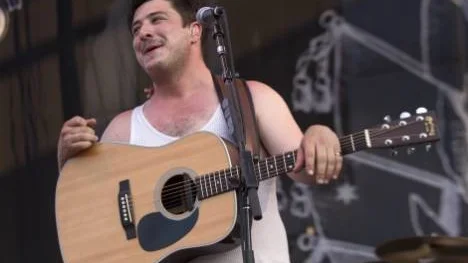 Mumford & Sons hoppar av.