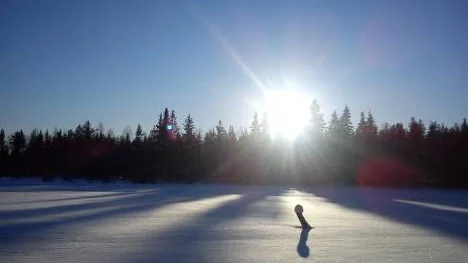 Solen skiner över Serrejaursjön i Arvidsjaur.