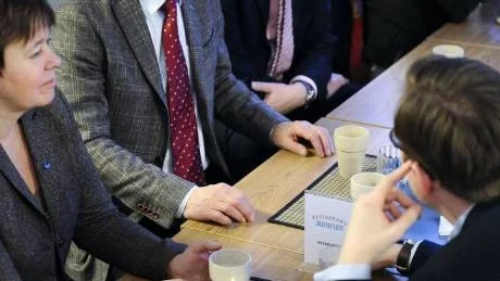 SAMARBETSLUNCH. När Luleå gästades av en delegation från Umeå bjöds det bland annat på lunch hos Aurorum i Porsön. Här sitter kommunalrådet Karl Petersen granne med Umeå kommuns stadsdirektör Mikael Öhlund, som har sina rötter i just Luleå.