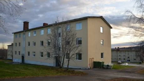 INNANFÖR GRÄNSEN. De här flerfamiljsfastigheterna i Malmberget, några tiotal meter från Kaptensgropen, skulle bli utrymda om Milljödomstolens i sitt beslut tog hänsyn till yttranden om en bebyggelsfri zon på 500 meter intill gruvstaket och Kaptensgropen. I praktiken skulle ett sådant beslut påverka större delen av den befintliga bebyggelsen i Malmberget.