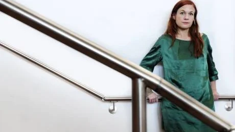 SVÅRA FRÅGOR. Vuxnas sätt att kommunicera med ungdomar påverkar enligt Josefin Grände tryggheten. "De unga som råkar illa ut på nätet är de som har det svårt med gränssättning", säger hon.