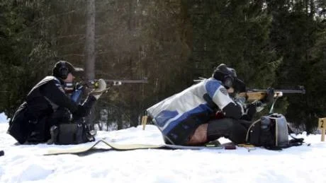 DUELL. Leif Sandberg (vänster) och Göran Åhlin tvingades till en särskjutning för att avgöra vem som skulle få åka hem med guldmedaljen. Foto: Adam Andersson