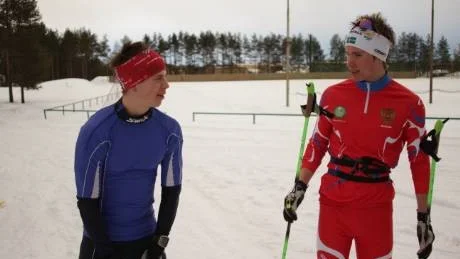 RYSSDRÄKT. Ulrik Nordberg, till höger, tävlande under söndagen i en rysk landslagsdräkt som han bytt till sig. Oklart om den hjälpte honom till seger över Markus Lundholm, till vänster.