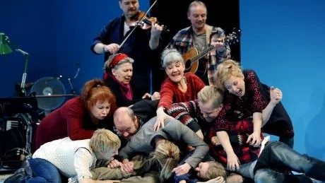 ENERGISK ENSEMBLE. Musikalen samlar inte mindre än 13 skådespelare och fyra musiker. I myllret syns bland annat Mia Nilsson, som återvänt till Norrbottensteatern efter många år och musikerna Anders Hällström och Kalle Nyman. Längst ner i högen ligger dansaren Marie Wårell Öhman, som kommit tillbaka till sin gamla hemstad för en roll i Grabben i graven bredvid.