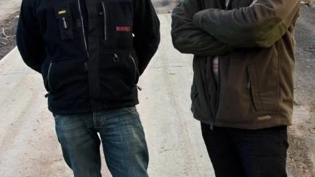 VÅGHALSAR? Knappast, men Per-Anders Eriksson, delägare i Harads Produktionsområde AB samt Niclas Norberg, vd, står på  24-metersvågen som finns på nya industriområdet i Harads. foto: Håkan Zerpe