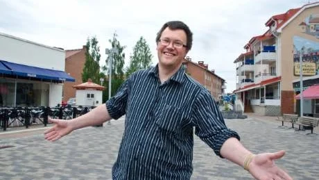 MAGISK PROGRAMPUNKT. Trollkarlen Tomas Nielsen, med artistnamnet John Trix, uppträder på Centrumtorget i Boden under torsdagen.