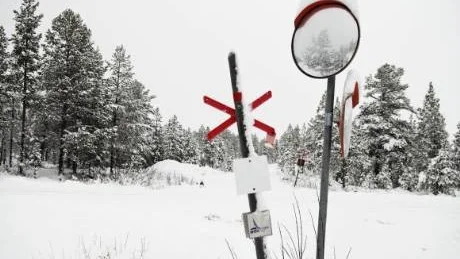 OAKTSAM. Det var vid den här övergången som olyckan inträffade i december förra året. Tingsrätten menar att föraren av hundspannet har varit oaktsam när han inte förvissat sig om att han kunde korsa vägen utan fara. Villkorlig dom och samhällstjänst blev domen för hundspannsföraren.