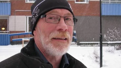 Finansieringen av kvinnojourens verksamhet är säkrad av fullmäktige. Trots det tvingas kvinnojouren lägga ned verksamheten i brist på pengar. "Mycket märkligt", tycker vänsterpartiets Stig Eriksson.