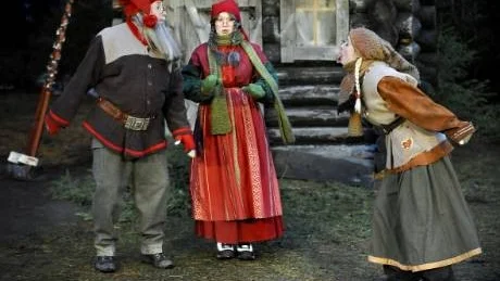 SNART PREMIÄR. Lule Stassteaters skådespelare Kjell Morin, Nettan Öhrvall och Emma Löfström är mitt uppe i repetitionerna inför årets julkalender.