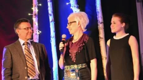 DUBBLA PRISER. Inger Westerberg Jauhiainen och hennes dotter Lovisa Jauhiainen driver Rantajärvi hembageri och prisades dubbelt för sin verksamhet. Här gratuleras de av Börje Rytiniemi, projektledare inom LRF.  Foto: Lena Muskos, Övertorneå kommun