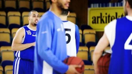 JETLAG. Marcus Relphorde (16) flög över Atlanten till sin nya klubb LF Basket. Han hade knappt landat innan det var dags för den första träningen med sitt nya lag.