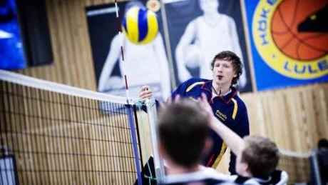 PROFIL. Alen Racovic är den, nye, store profilen i Lule Volley. Under lördagen ledde han sitt nya lag till två 3-3-segrar i Sverigeserien och han hann också med att agera domare emellanåt.