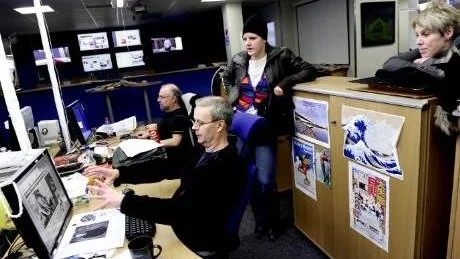 FRAMTIDEN? Hur dagstidningens och Norrbottens-Kurirens framtid kommer att se ut är omöjligt att sia om. Historikern Maurits Nyström menar att dagspressen har en stor uppgift. "Inför Norrbottens fortsatta ekonomiska omvandling har dagspressen stora uppgifter och förpliktelser. De folkrörelser som förr var starka och genom medlemmarnas diskussioner formade livsmål och ideal är i dag svaga. Den nödvändiga samhällsdebatten måste även fortsättningsvis stimuleras och föras och här har dagspressen sin stora uppgift. Hur detta lyckas kan vara avgörande för om Norrbottens-Kuriren ska kunna fira 200-årsjubileum 2061", skriver han.