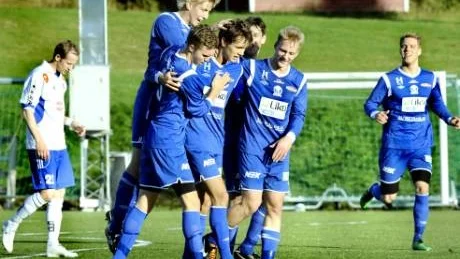 MÅL. Alexander Öhman klappas om av lagkamraterna. William Pääjärvi närmast kameran, Linus Backman hoppar bakom, Lucas Lundqvist till höger i klungan.