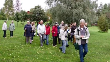 I KULTURARVETS FOTSPÅR. Tage Englund, parkavdelningen vid Bodens kommun, leder vandringen till Bodens gröna platser. Foto: Håkan Zerpe