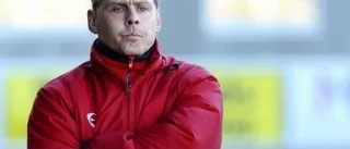 Sparkad i fredags - men sportchefen stannar