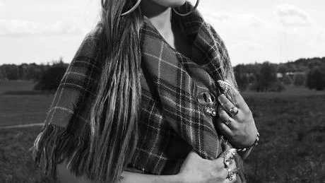 ALLA RÖSTER. Maxida Märak från Jokkmokk gör alla röster och all musik till UR:s sommarföljetong Sms från Soppero som bygger på Ann-Helén Laestadius ungdomsroman med samma namn.Foto: Mattias Bardå/UR