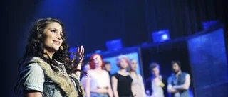 Väldigt vitala ungdomar i ringrostig gammal "Hair-va"