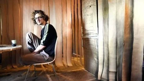 EN MÅNADS PERFORMANCE. Under en månads tid har lägenheten på Skomakargatan 42 i Luleå varit             Kimbal Quist Bumsteads "hem". I dag avslutar han sin månadslånga performance tillsammans med konstnärer i London via Skype genom att återställa lägenheten till sitt ursprung.