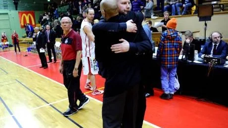 GRATTIS. Sundsvalls coach Peter Öqvist kramar om Charles Barton efter matchen.