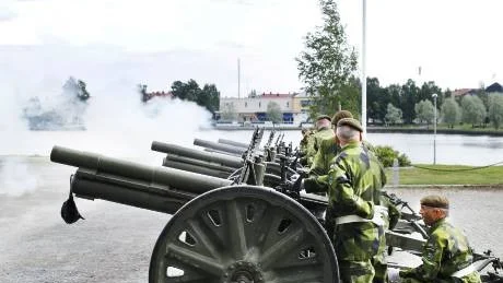 Artilleriregementet A 9 i Boden står reda att skjuta salut inför nedkomsten i kungahuset. Så här kan det se ut då.