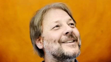 ENSAMMA. Enligt Tim Linhart finns det ingen annan i världen som spelar ismusik som bygger på harmonier och melodier.
