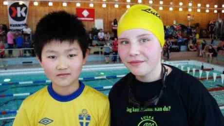 NERVÖST. Julia Nygren-Larsson (höger) ser en framtid inom simningen. Ji An Wang (vänster), håller inte bara på med simning, han sysslar också med basket, slalom, jujutsu och fotboll.