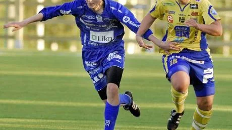 JÄMNT. Lena Blomkvist fick jobba hårt mot Elina Sormunens Umeå Södra. Alvik stod upp bra mot det damallsvenska motståndet och förlorade med hedersamma 0-2. Foto: MATS BENGTSSON