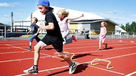 FULL FART. Edwin Pohjanen (längst bort), Emelina Andersson, Nathalie Rocklin Lejon och Mattias Fransson (närmast) ger järnet i ett häcklopp. Foto: JOSEFIN WIKLUND