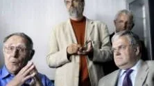 VISA ORD. Landshövding P-O Eriksson lyssnade till möbelmogulen Kamprads visa ord. Journalisten Malcolm Dixelius och Hans-Erik Mattsson, ordförande Barents reunion, i bakgrunden.