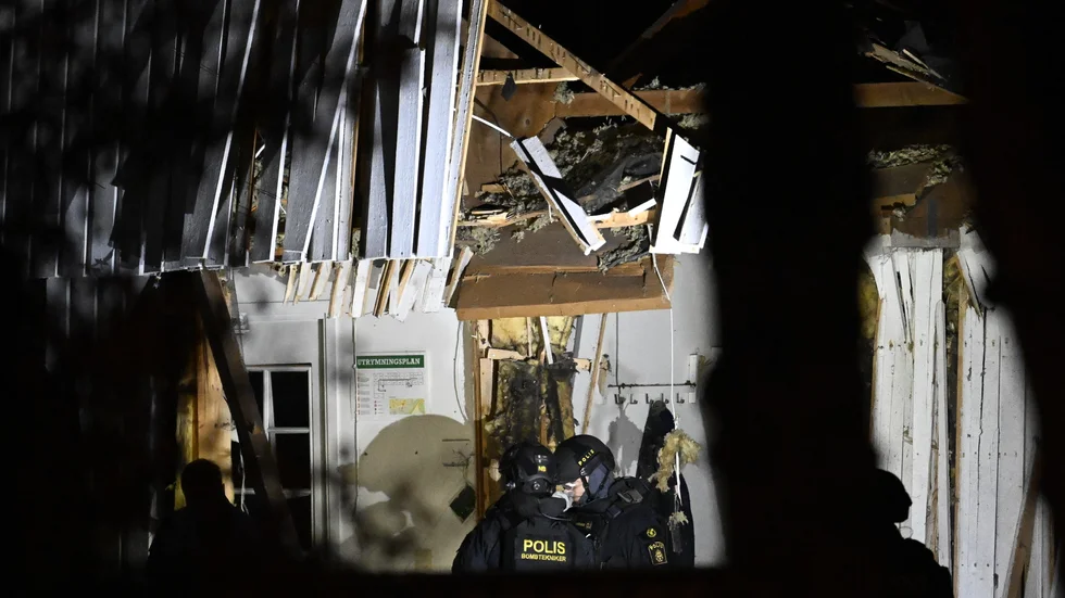 Polis och bombtekniker på plats på Gravörgatan i Helsingborg tidigt på söndagsmorgonen efter en explosion. En företagsbyggnad har fått skador på entrén. Ett antal fordon har också brunnit på platsen.