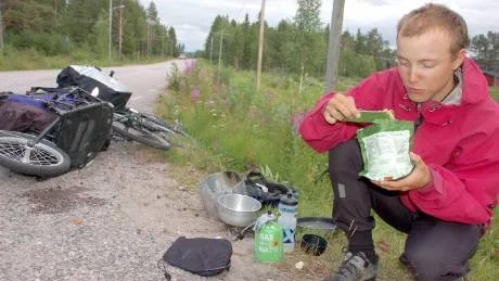 JÄGARKÖK. Under de senaste tre månaderna har jägarköket blivit väl använt. Något som Gustav Cronhamn tycker har varit helt okej. Foto: Roger Larsson