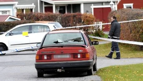 TRÄFFAD.Den röda bilen tillhör en bekant till Håkan Liljestrands dotter. Fem kulhål hittades senare i bilen och han frågar sig om inte polisen sköt mer än vad som var nödvändigt.  Foto: Roland S Lundström