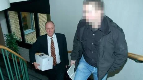 FÖRNEKAR BROTT. Den 34-årige mannen förnekar brott och menar att han köpt och transporterat brännoljan för eget bruk samt till vänner och bekanta. Försvarsadvokat Lars Grönberg till vänster. Foto: GÖRAN LAHTI