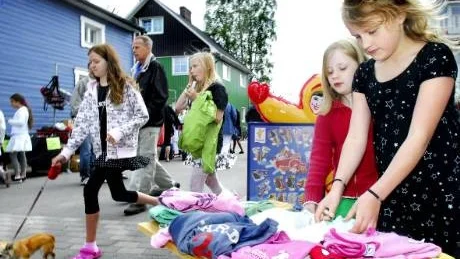 RESPENGAR.Isolde Johansson och Ebba Boudin stod och sålde kläder och en del annat i sann loppisanda.Pengarna ska Ebba ha till en Frankrikeresa.