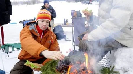 SKIDENTUSIASTER. Daniel Cook och Joakim Borg hade köat under natten för att få köpa de attraktiva skidresorna som Stil arrangerar. "Kul! Vi behöver egentligen tälta, men det har blivit lite av en tradition och det har varit roligt i natt", säger de två.Foto: ROLAND S LUNDSTRÖM