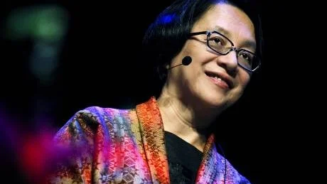 OM URFOLKENS RÄTTIGHETER. Huvudtalare under invigningen var Victoria Tauli-Corpuz från Filippinerna. Hon är ordförande i FN:s permanenta urfolksråd och en av de drivande bakom urfolksdeklarationen.