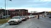 LOCKANDE ERBJUDANDE. Det var många som inte ville missa gratiserbjudandet om fri bensin under en timmes tid hos en av Luleås bensinmackar under tisdagen.