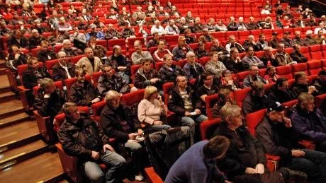 MÅNGA KOM. Över 200 personer kom till pappers första medlemsmöte klockan 19.00. Sedan hölls ett klockan 21.15 för dem som slutat skiftet klockan 21.