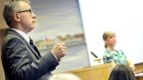 KRITISKA RÖSTER. Många av de röster som höjdes under mötet där kustkommunernas vindkraftutredning presenterades var kritiska. Kommunalrådet Karl Petersen menade däremot att vi inte kan kosta på oss att vara skeptiska till vindkraft.