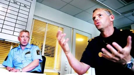 BÄTTRE BEVAKNING. Snart är bärplockarsäsongen här. På polismyndigheten pågår brottsförebyggande arbete för att stävja de problem som brukar omge bärplockarnas verksamhet. Länspolismästare Håkan Karlsson och samordnande polisbefäl Johan Ribom vid gårdagens presskonferens i Luleå.