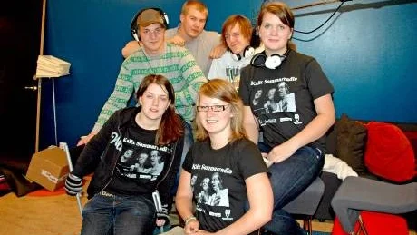 GLATT RADIOGÄNG. Främre raden: handledaren Marielle Nilsson, kursdeltagaren Amanda Rönnkvist och sommarjobbaren Annie Stenberg. Bakre raden: Sommarjobbaren Andreas Pettersson, kursdeltagaren Tony Björkman och praktikanten Roland Johansson.