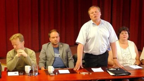 FULLT FÖRTROENDE. Pajalas kommunalråd Bengt Niska, stådende, var värd för presskonferensen där kommunalråden i Pajala, Kiruna, Haparanda och Övertorneå visade sitt stöd för de uteslutna ledamöterna.