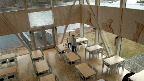 MYCKET RYMD. Restaurangbyggnaden är mycket speciell med högt till tak och stora fönster åt alla håll. Utsikten mot forsen som delas itu av en klippa är svårslagen.