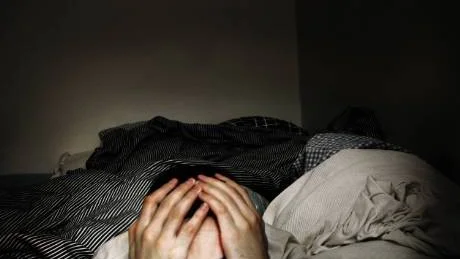 SÖMNLÖS. Mellan fem och tio procent av befolkningen har problem med sömnen. En kvällsritual eller avslappningsövningar kan hjälpa den som inte kan sova.