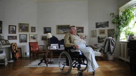 MEMOARER. "Jag sitter i min rullstol och är förvånansvärt tillfreds med livet", skriver Ulf Linde i sin memoarbok "Från kart till fallfrukt" som snart kommer ut.