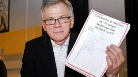 GRÄNSEN. Karl Petersen bedyrade att barngrupperna i förskolan inte får vara större än 17 barn per avdelning. "Det står fast."